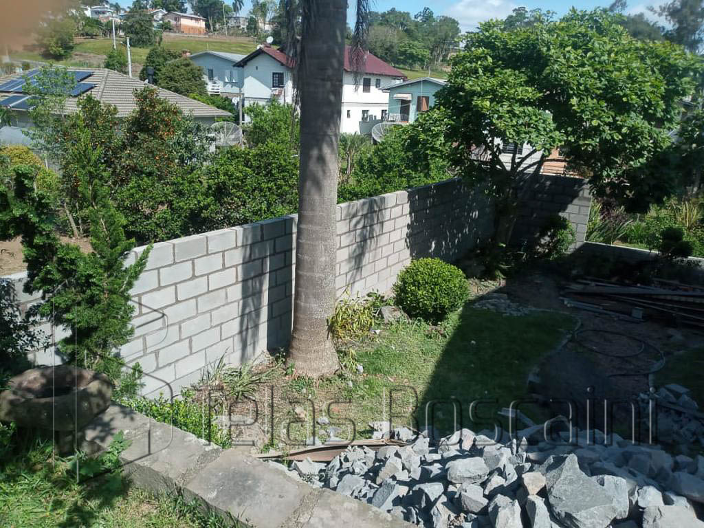 Construção de blocos e vigas de concreto com mão de obra especializada